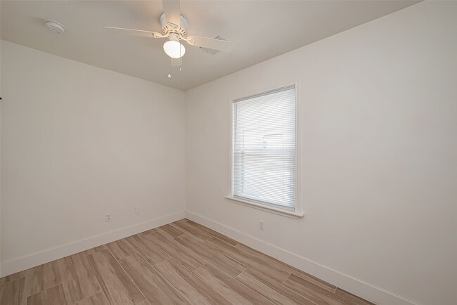 Photo - 915 Adele St