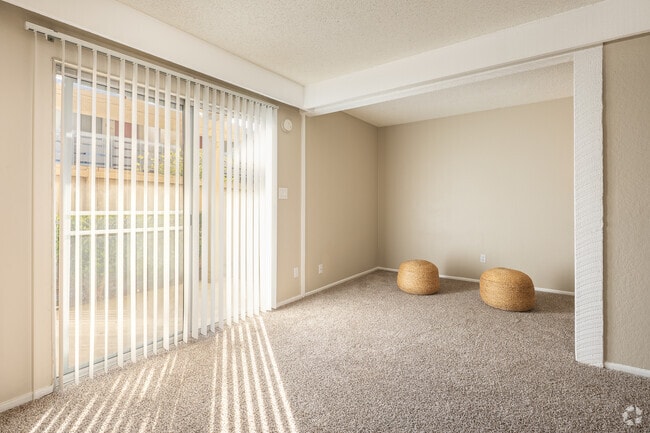 Studio - 520SF