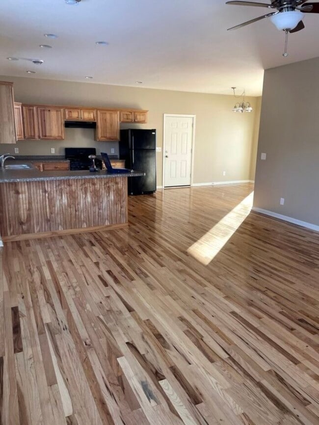 Building Photo - 3 Bdrm/2 bath Ranch - Lilly Lake