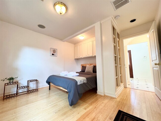 Photo - 1502 Crocker St