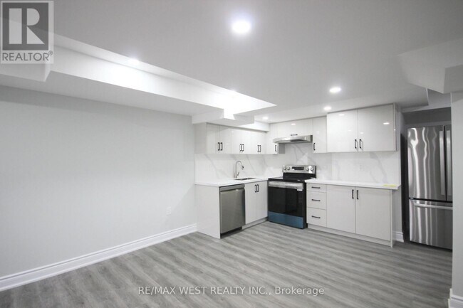 Photo - 152 The Queensway