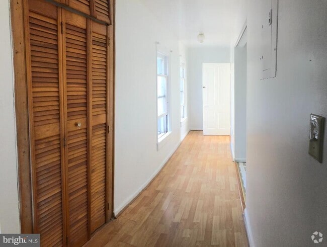 Building Photo - 703 2nd St Rental