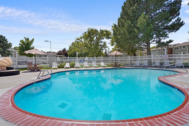 Pool with Sundeck - Mark Twain Apartments