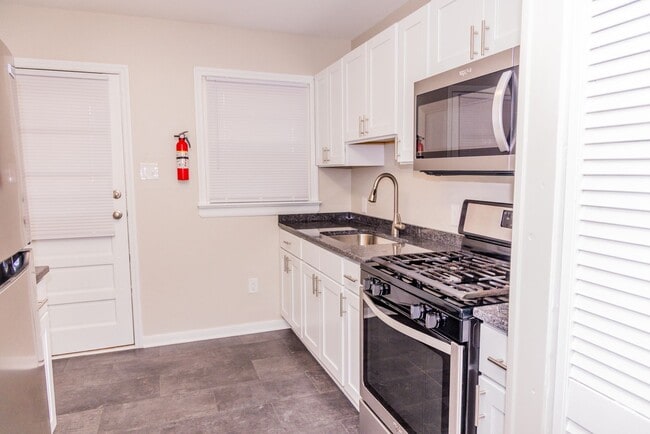 Photo - ONE MONTH FREE-Sign by 2/28/2026: Walk to Carytown & the Fan Unidad 1905-B