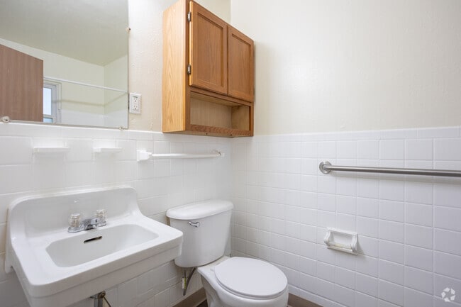 1 BR, 1 BA - 760sf - Oakview Apartments