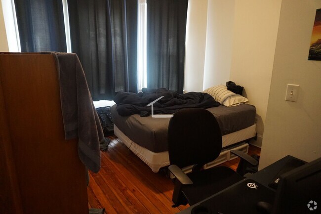 Building Photo - Large 2 bed unit on the Green Line with he... Rental