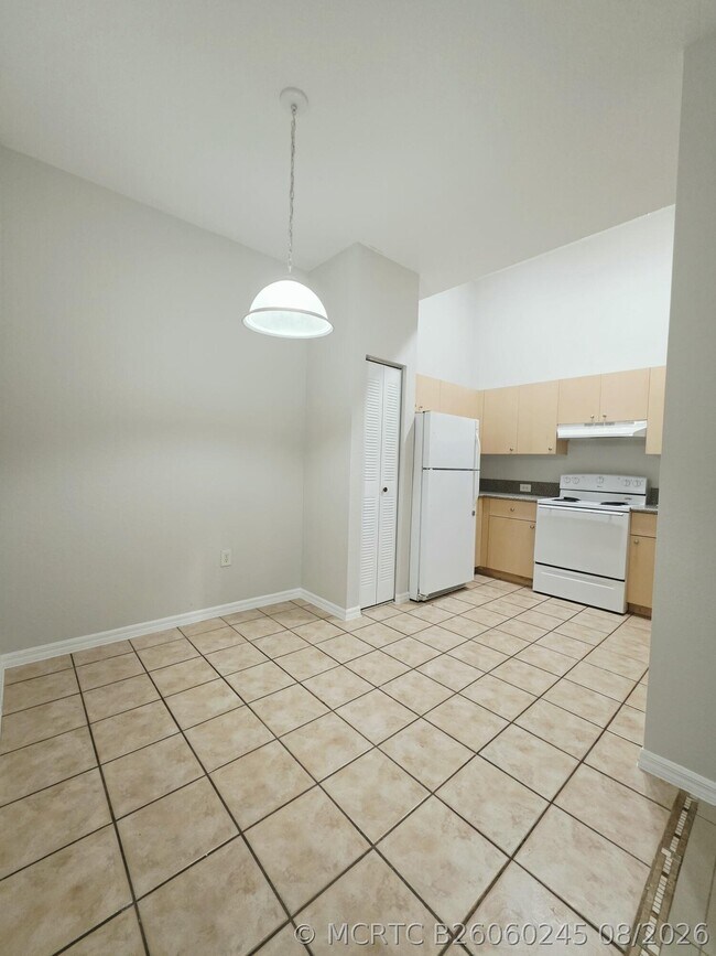 260 Crestwood Cir Unit 102
