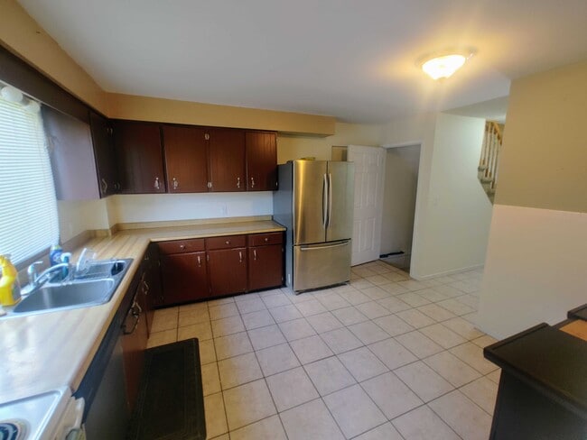 Photo - 745 Selkirk Rd