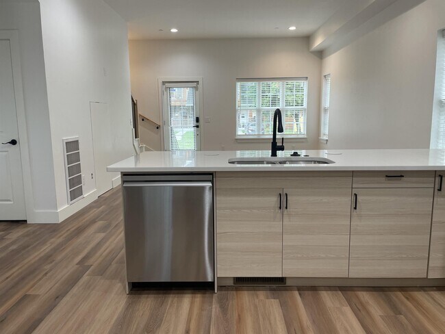 719 Deans Row Ave Unit 101
