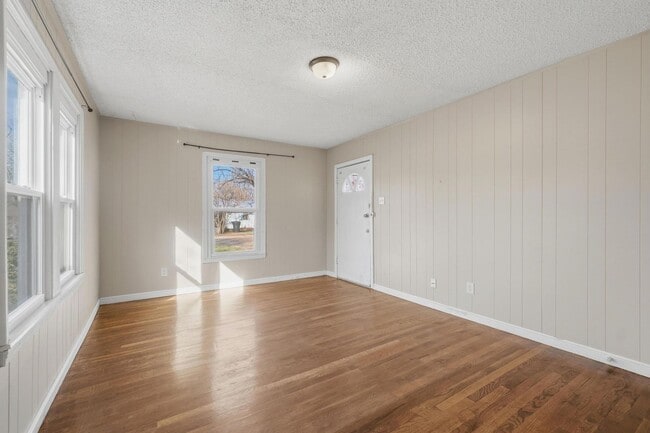 Photo - 2857 S 5th St