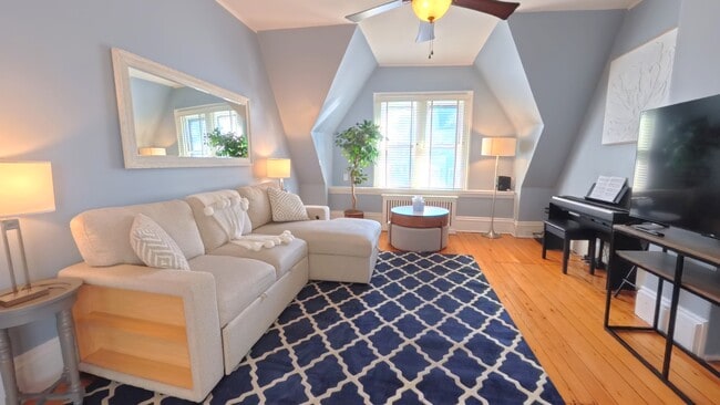 Building Photo - 137 Walnut St Unit #3