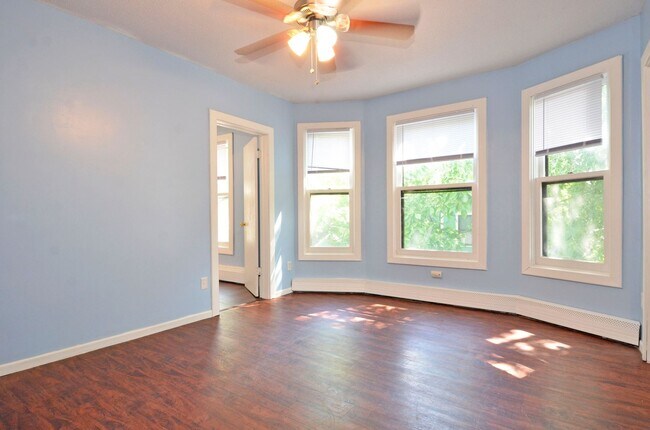 Photo - Spacious 4-Bedroom Upper-Level Unit Available Now in West St. Paul! Unidad 4