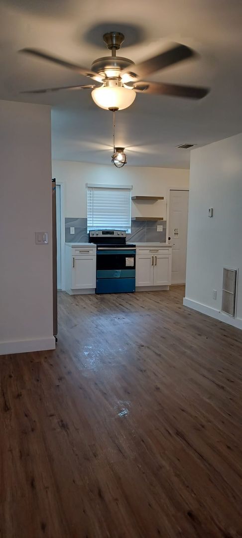 Photo - Stylish Fort Lauderdale 3/2 with Stainless Steel & Wood Floors