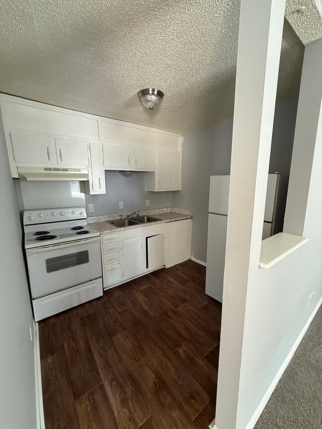 Building Photo - The Oaks Unit A6