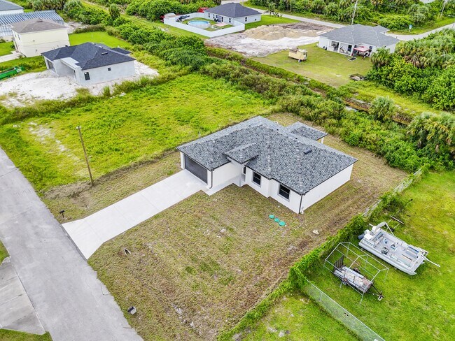 Photo - 727 Cane St E