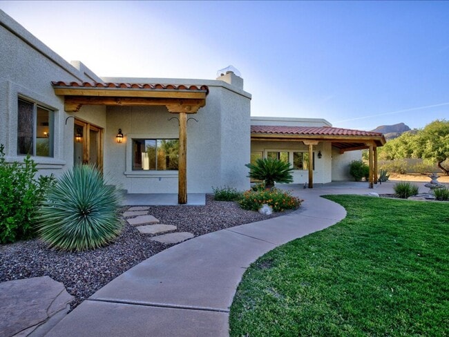 Building Photo - 4 Bedroom 4 Bathroom