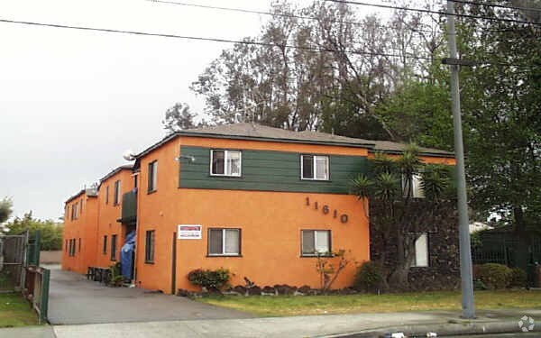 Photo - 11610 Oxnard St