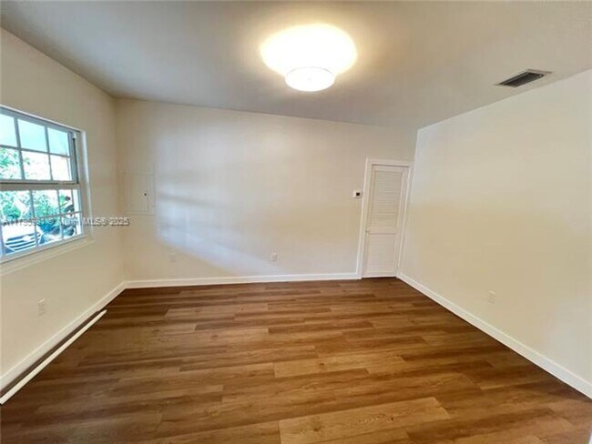 Photo - 315 NE 110th St Unidad 315 NE 110th St  2