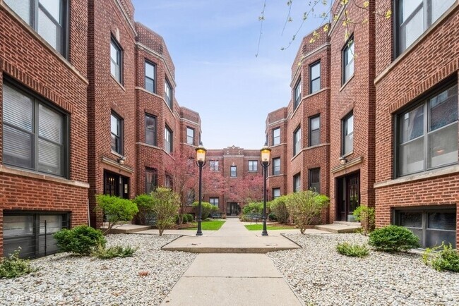 Building Photo - 905 W Cornelia Ave Unit 2E Rental