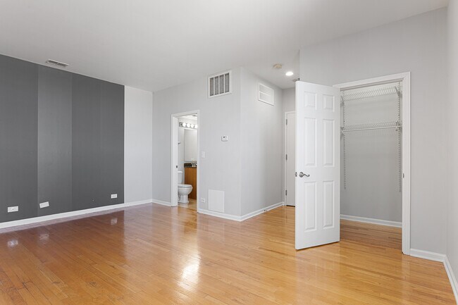 Photo - 2451 W Howard St