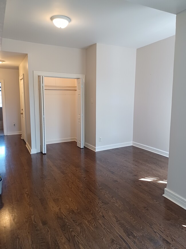 great closet space - 5311 S Maryland Ave Unit Apt 2