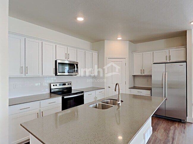 Photo - 2703 3340 South St