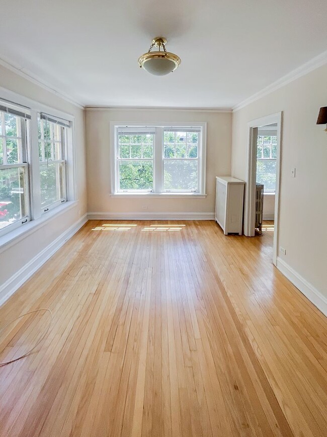 Building Photo - 1605 W Sunnyside Ave Unit 3w