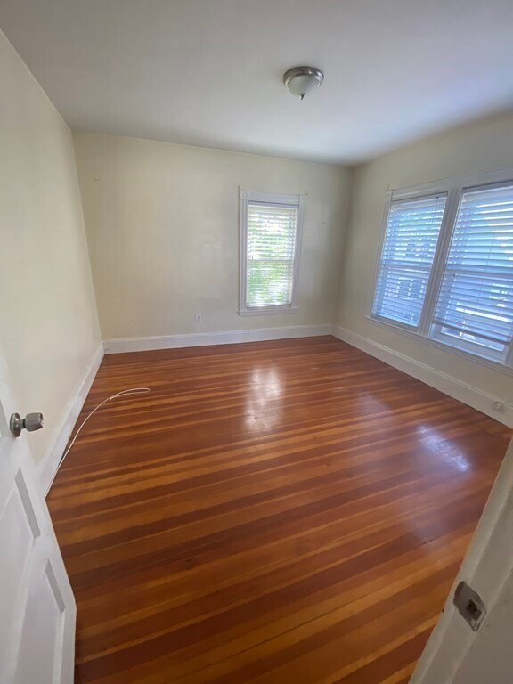 Photo - 7 Oak Square Ave Unidad 2R