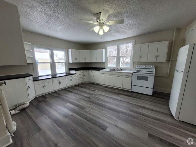 Building Photo - Recently remodeled 3 bedroom, large kitchen Rental