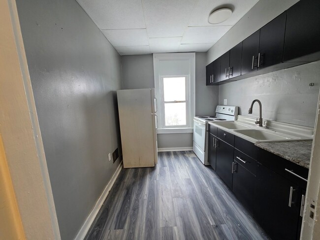 Building Photo - Updated 2 bedroom 1 bath apartment for rent in Carrick!