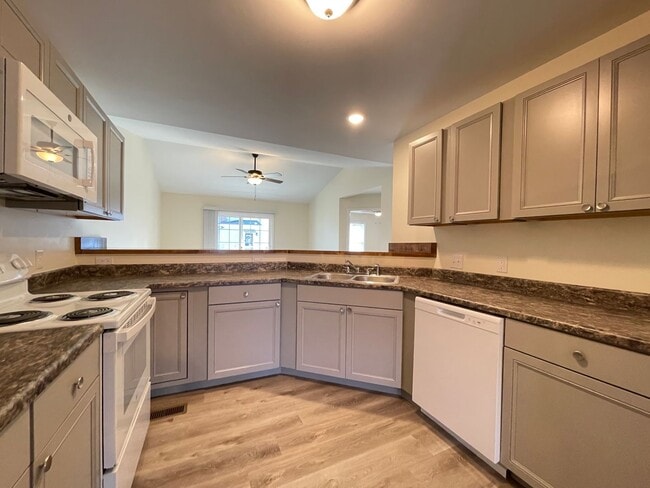 Photo - 102-106 N. Maple St. Unidad 104 N. Maple St.