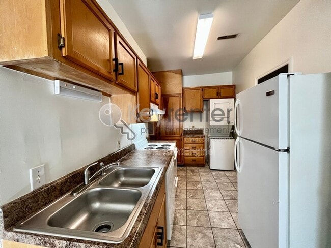 Photo - 77 E 17th St