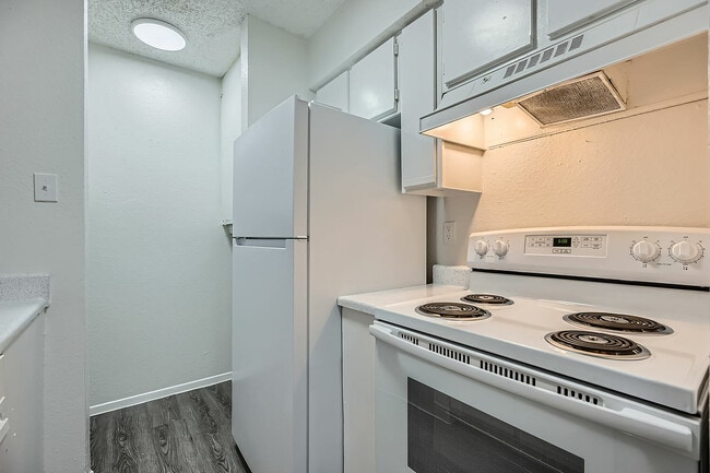 3700 S Tyler St 102 - Calidad Web - 005 - 06 Cocina - The Anderson