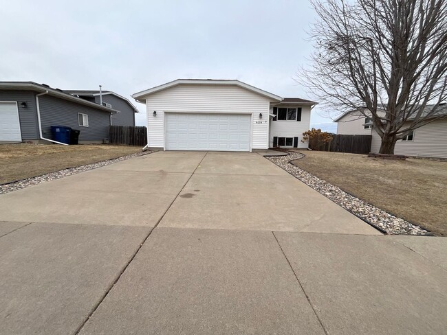 Photo - 3 Bed/2 Bath Home w/ Fenced in Yard!