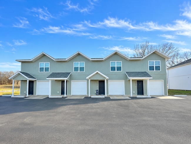 Building Photo - 3 Bed 2.5 Bath with garage Townhome!!