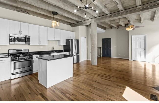 Building Photo - 809 E 40th St Unit 3-5