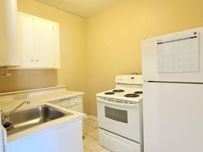 Photo - 1441 Wyandotte St E Unit 5