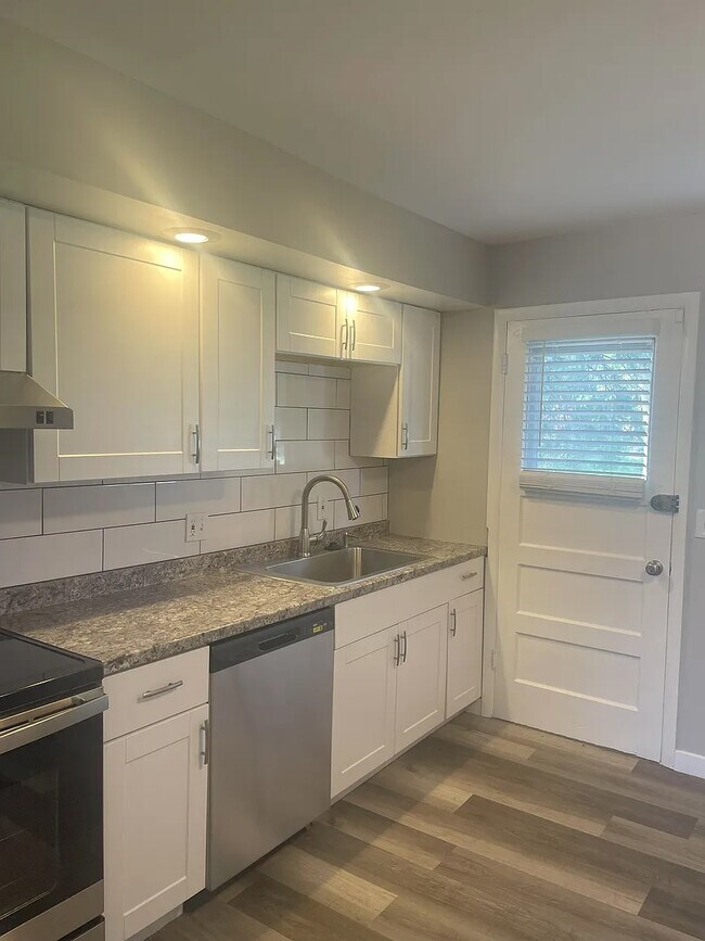 Photo - 4562 Everett St