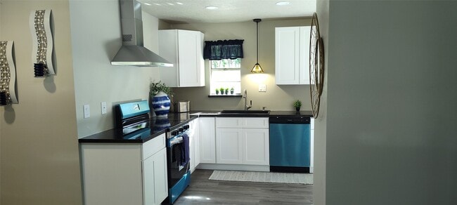 Photo - 143 Sharon Ln