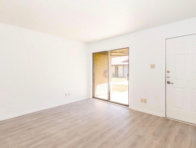 Photo - 2360 W Denman St
