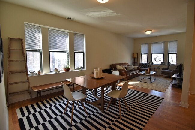 Photo - 953-959 W. FLETCHER / 3115-3121 N. SHEFFIELD