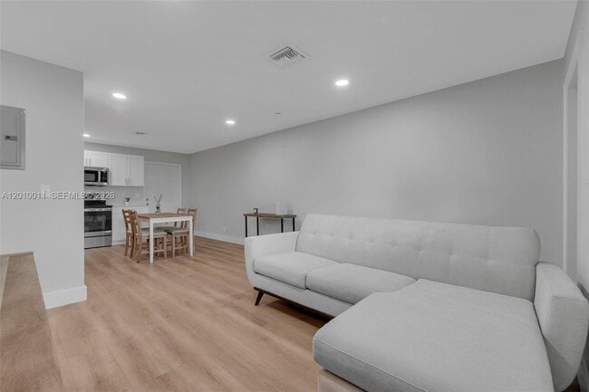 Photo - 700 NW 18th St