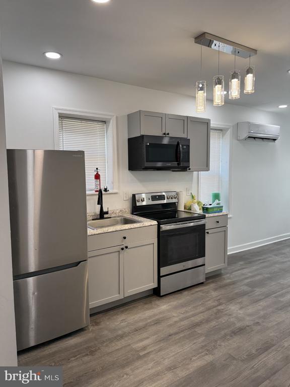 Building Photo - 214 W 8th St