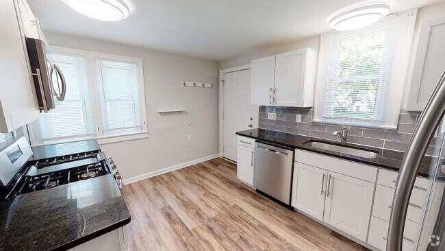 Building Photo - 2 BEDROOMS + OFFICE !  Amazing Clintonvill... Rental