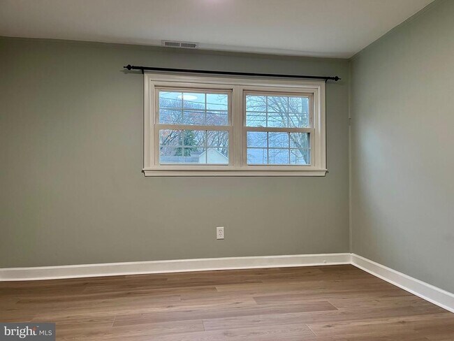 Photo - 810 S Harmony Rd