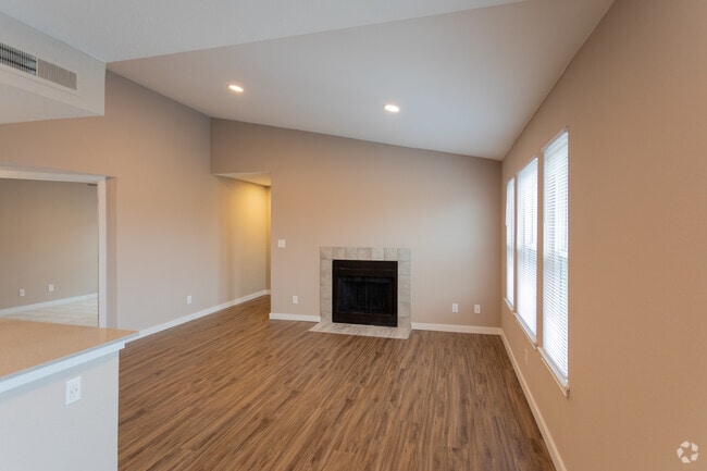2BR, 1BA - 900SF