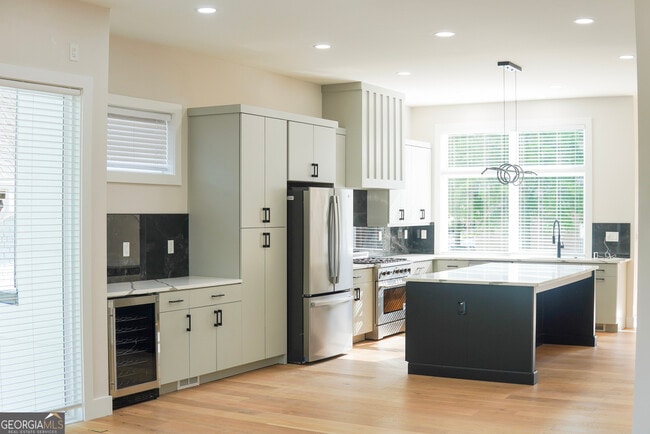 Photo - 68 Boulevard SE