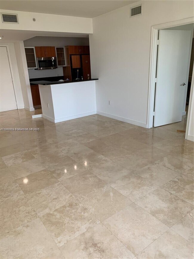 Photo - 18800 NE 29th Ave Unidad 316