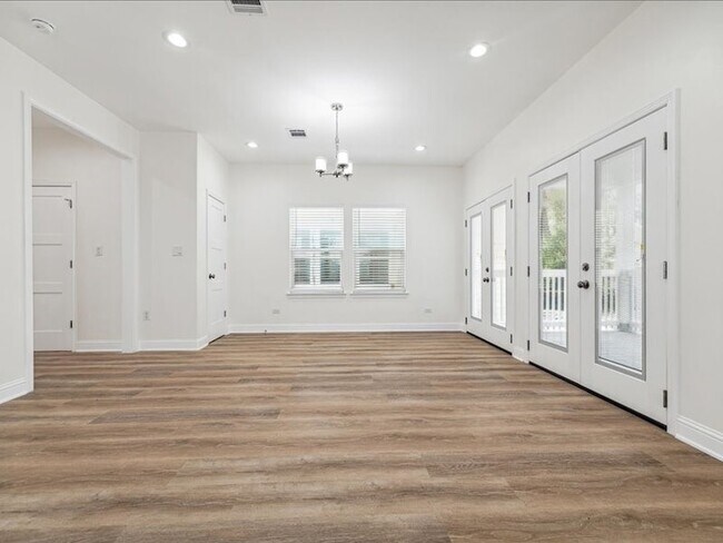 Photo - 915 E 37th St