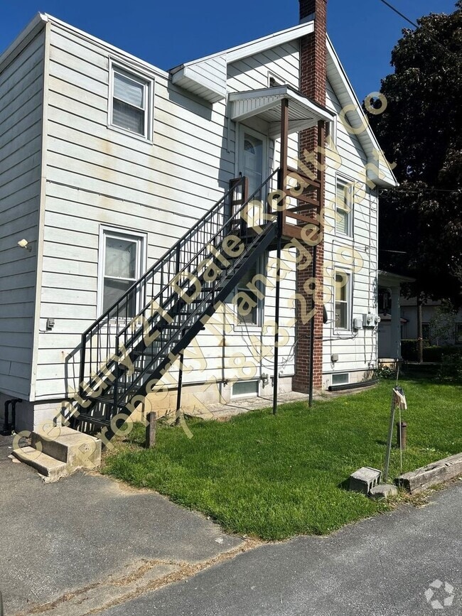 Building Photo - Large 2 Bedroom Apartment in Eastern Schoo... Unit 2nd Floor